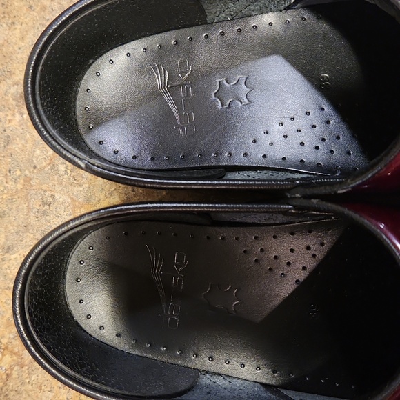 Dansko slip on clog shoe size 39 reddish/maroon color good work shoe - Picture 2 of 11